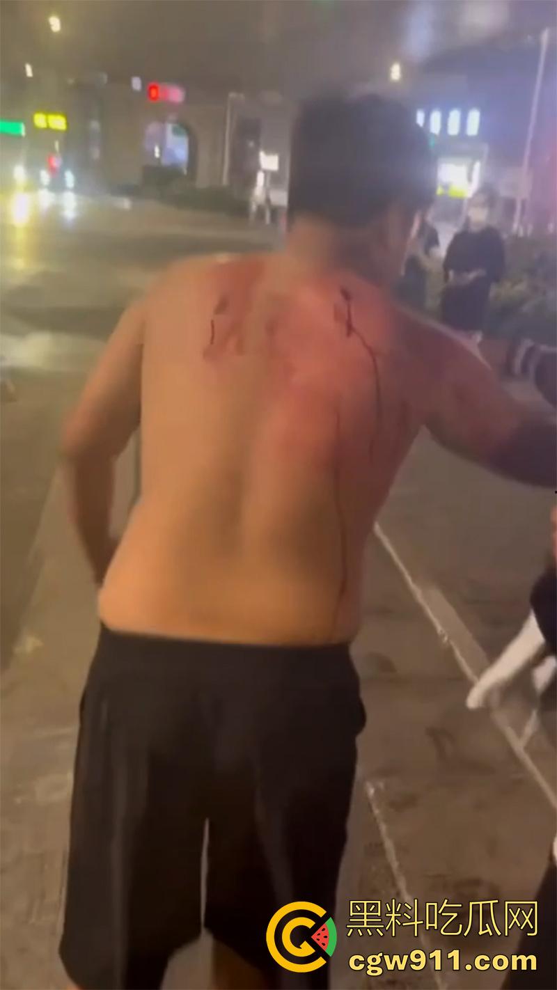 江西赣州第七中学,精神小伙小妹发生口角,叫人斗殴持砍刀砍人,警方和120急救人员陆续赶到,现场多人受伤。-6