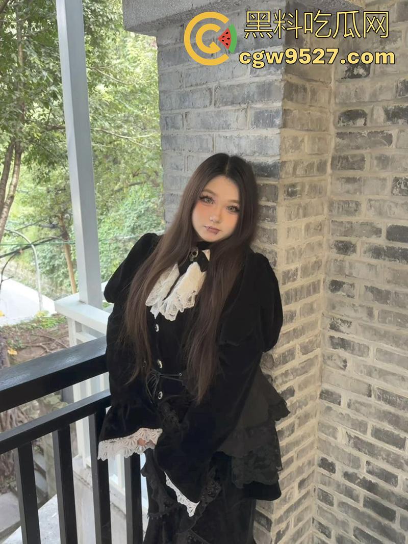 摄影师大神投稿,漫展认识的微胖女神,身材高挑丰乳肥臀,穿上诱人丝袜真是让人欲罢不能!-3