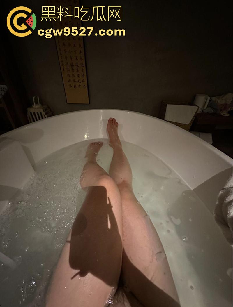 摄影师大神投稿,漫展认识的微胖女神,身材高挑丰乳肥臀,穿上诱人丝袜真是让人欲罢不能!-4