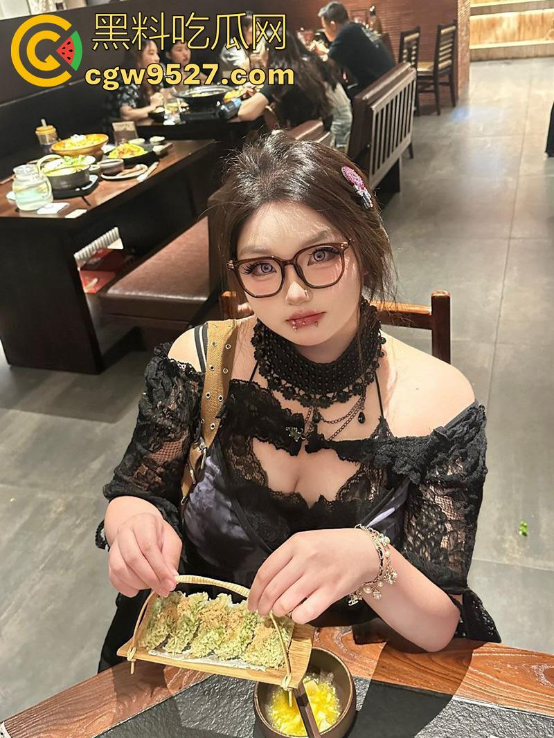 摄影师大神投稿,漫展认识的微胖女神,身材高挑丰乳肥臀,穿上诱人丝袜真是让人欲罢不能!-5