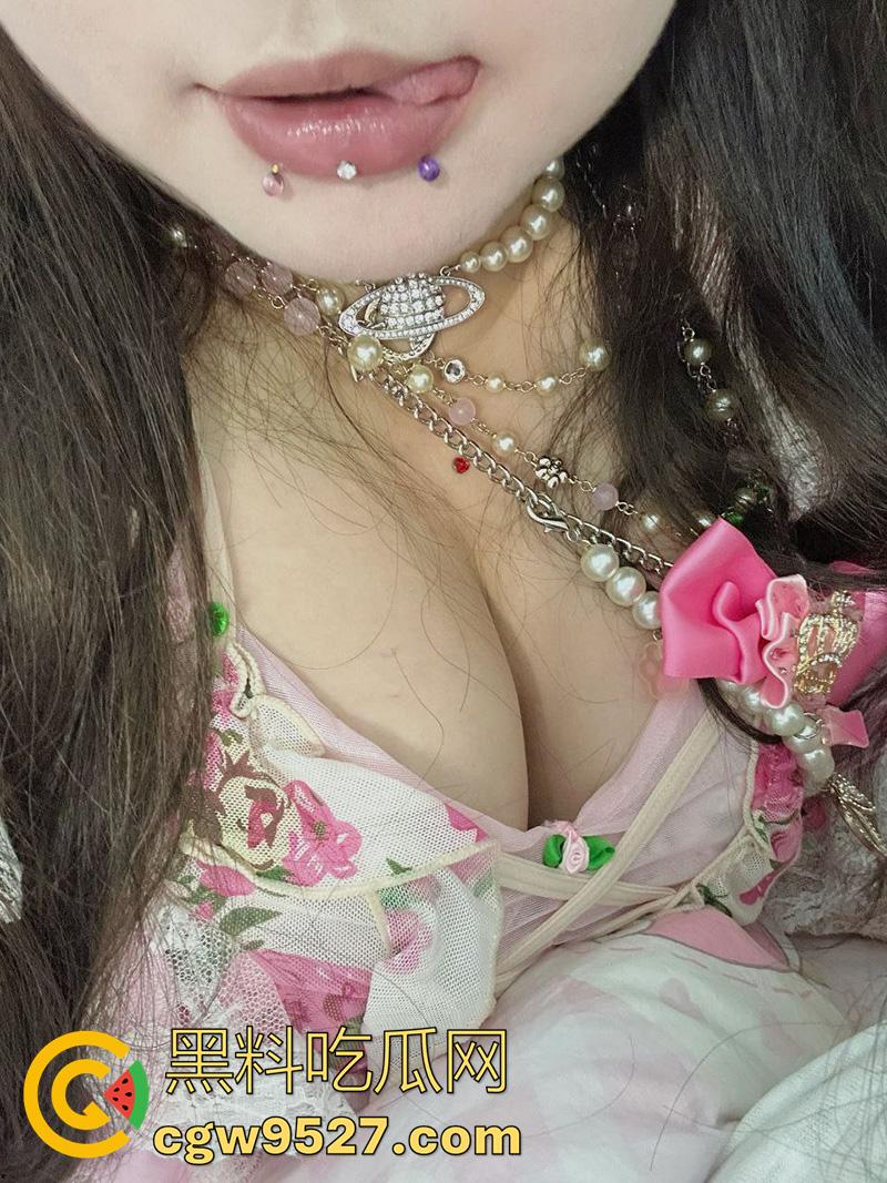 摄影师大神投稿,漫展认识的微胖女神,身材高挑丰乳肥臀,穿上诱人丝袜真是让人欲罢不能!-6