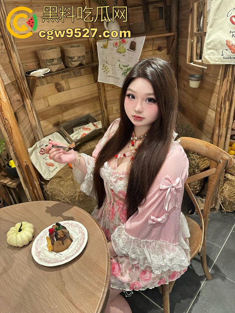 摄影师大神投稿,漫展认识的微胖女神,身材高挑丰乳肥臀,穿上诱人丝袜真是让人欲罢不能!-7