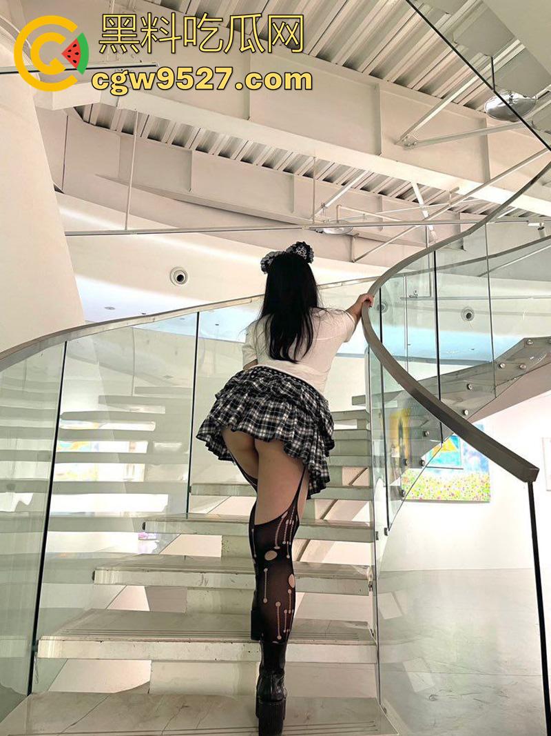 摄影师大神投稿,漫展认识的微胖女神,身材高挑丰乳肥臀,穿上诱人丝袜真是让人欲罢不能!-8