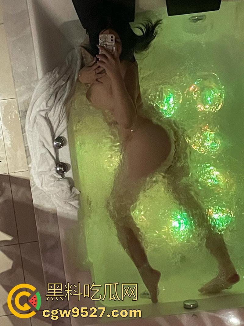 摄影师大神投稿,漫展认识的微胖女神,身材高挑丰乳肥臀,穿上诱人丝袜真是让人欲罢不能!-9