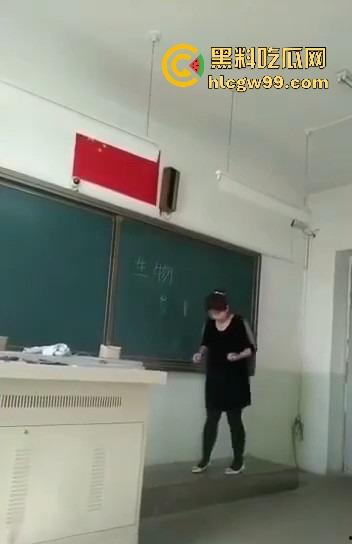 七年级生物课现场社死,老师一本正经讲解鸡巴与阴道的互插关系, 还让全班大声朗读鸡巴,课堂笑死个人!-11