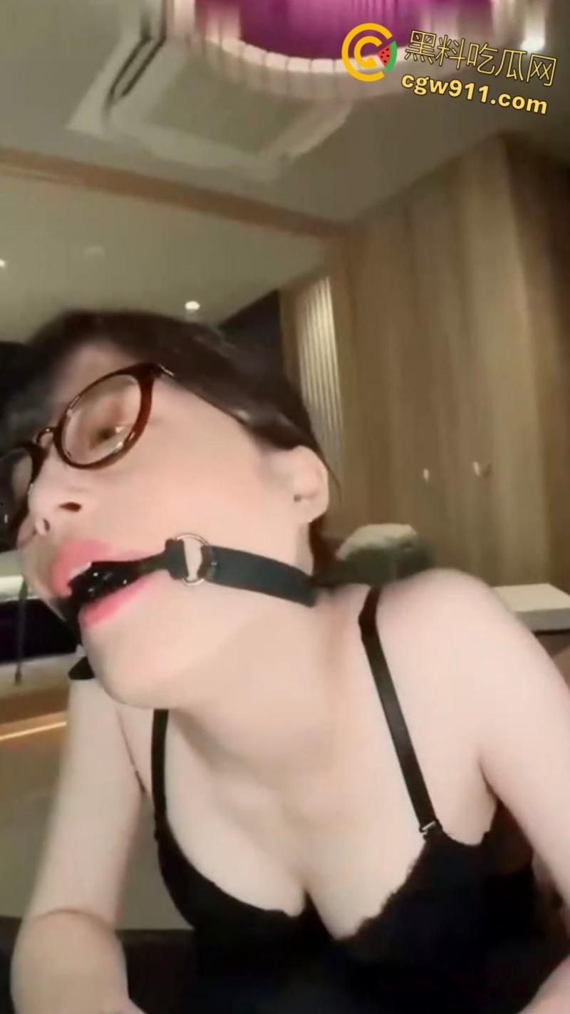 酒店约炮95年眼镜少妇,情趣黑丝道具SM调教,跪地狗趴肛塞口交,无套爆操内射嫩穴,淫荡至极 !-3