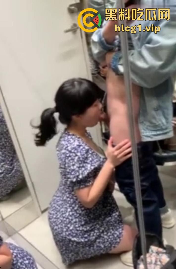 商场试衣间里的秘爱!碎花裙撩起后入爆操,忍不住叫出声来!-3