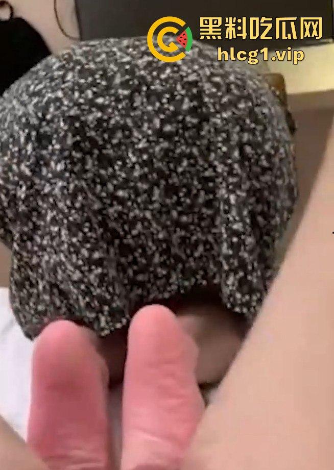 商场试衣间里的秘爱!碎花裙撩起后入爆操,忍不住叫出声来!-6