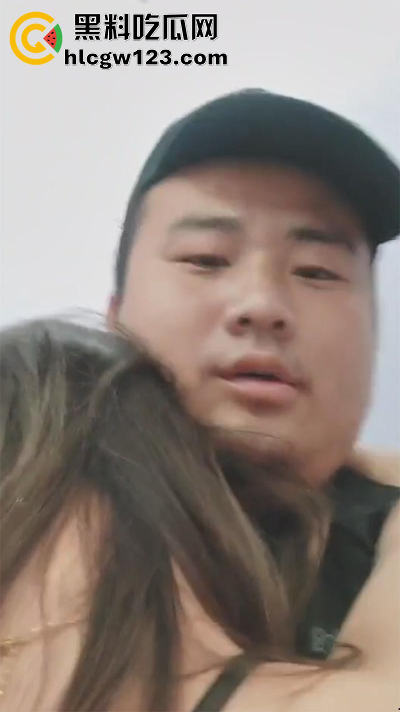 保安瓜友投稿艳遇,女租户喝多回家,肥猪保安护送回家,不仅随意摸奶还玩到了床上,真羡慕啊!-3