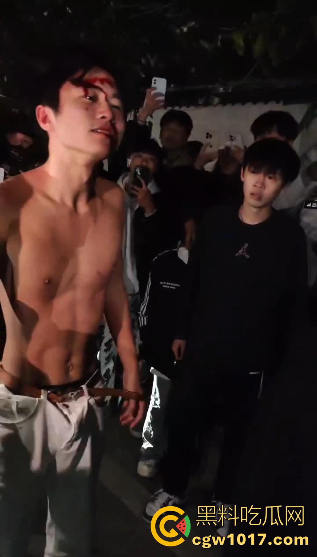 广西桂林C罗事件完整版 精神小伙为爱冲锋 与情敌约群架1v4 只为争夺交配权 现场视频流出！-4