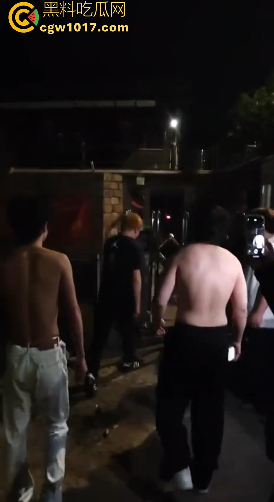 广西桂林C罗事件完整版 精神小伙为爱冲锋 与情敌约群架1v4 只为争夺交配权 现场视频流出！-8