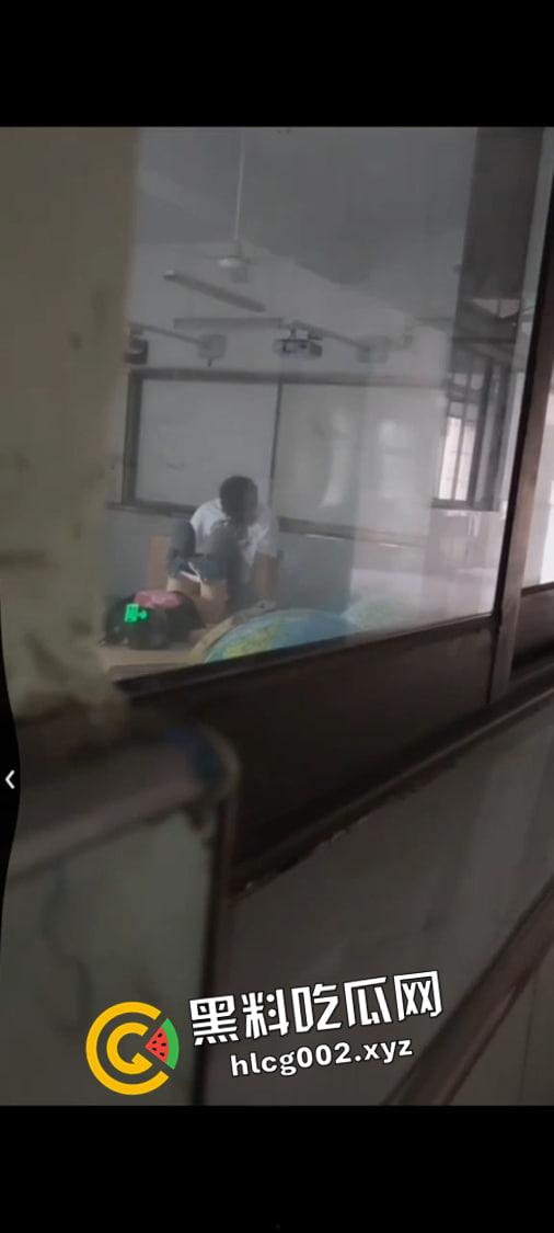 重庆合川区实验中学初中生放学后教室内做爱 课桌上做好变换体位 淫水不全流在课本上了 现场偷拍视频流出-1