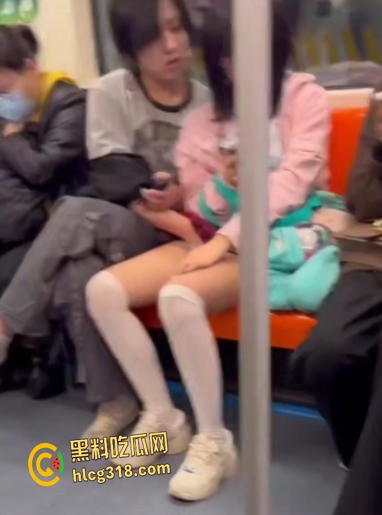 情侣坐地铁男友趁机伸手萝莉女白裙下抠逼!边抖腿边摸,这还紧张上了?摸完还闻一闻啥味-1