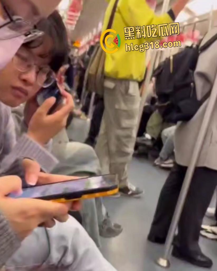 情侣坐地铁男友趁机伸手萝莉女白裙下抠逼!边抖腿边摸,这还紧张上了?摸完还闻一闻啥味-4