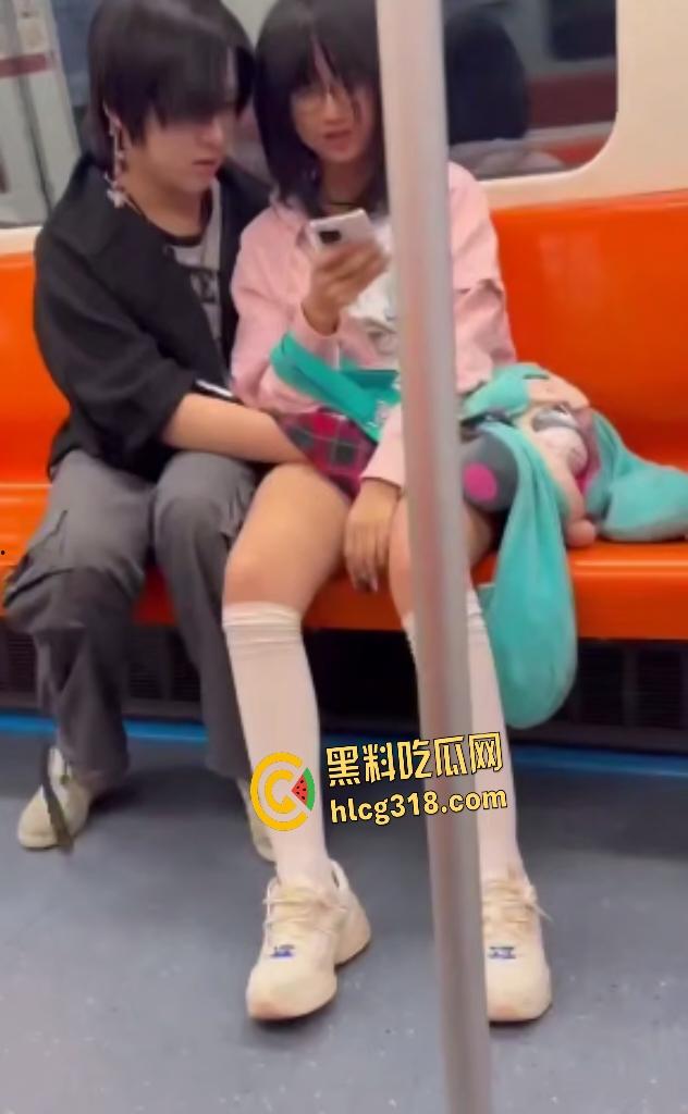 情侣坐地铁男友趁机伸手萝莉女白裙下抠逼!边抖腿边摸,这还紧张上了?摸完还闻一闻啥味-6