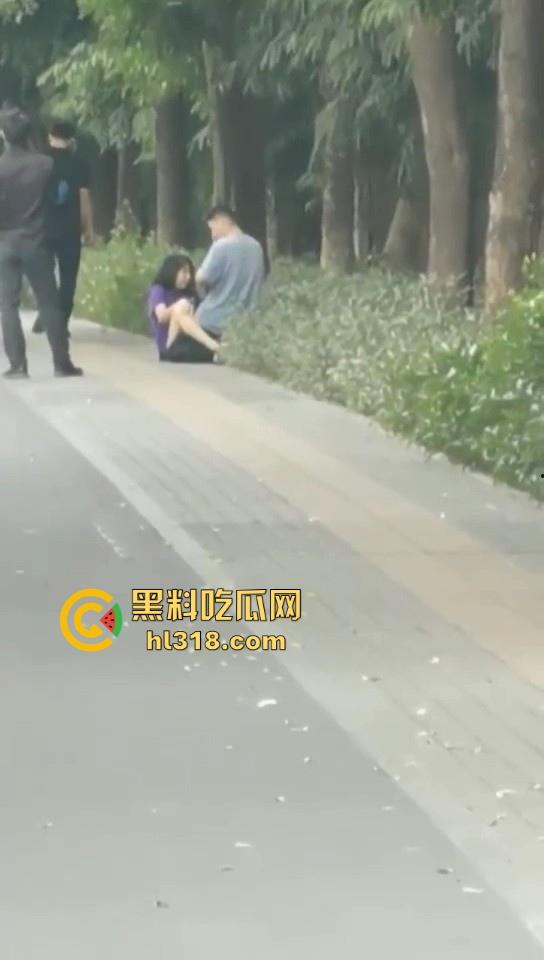 激情情侣马路边操逼!要不是有路人经过劝解还继续干,当路人都是你们两paly的一环呗!-3