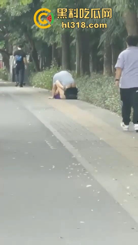 激情情侣马路边操逼!要不是有路人经过劝解还继续干,当路人都是你们两paly的一环呗!-5