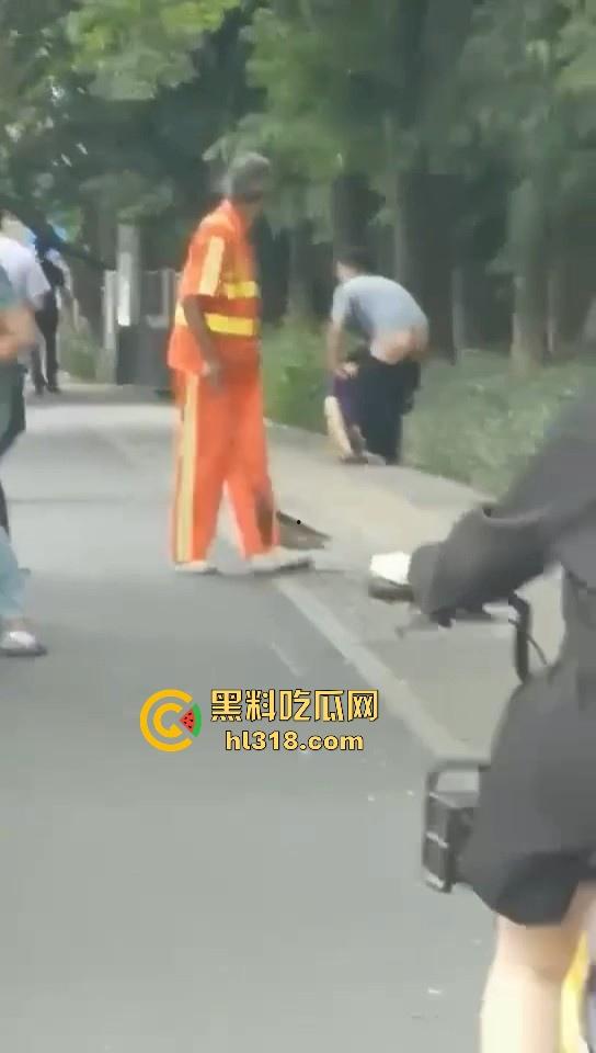 激情情侣马路边操逼!要不是有路人经过劝解还继续干,当路人都是你们两paly的一环呗!-6