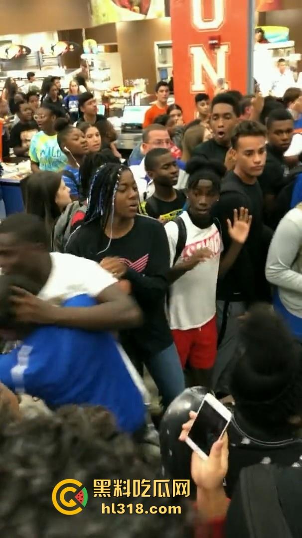 美国校园尼哥群殴现场曝光！堪比职业拳击MMA，真不讲道德，这么多人围殴一人！-8