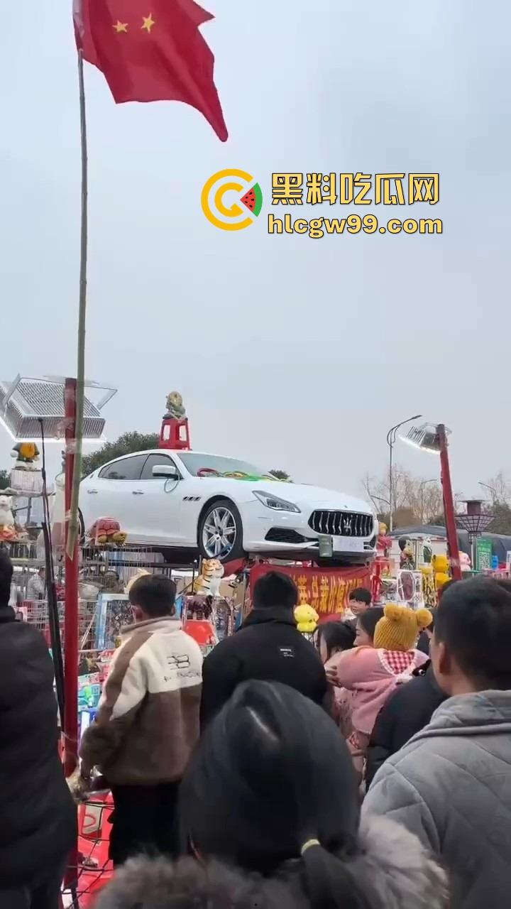 郑州集市惊现史上最壕套圈奖品,玛莎拉蒂总裁成最终Boss,小伙们疯抢 场面堪比海王争霸赛!-1