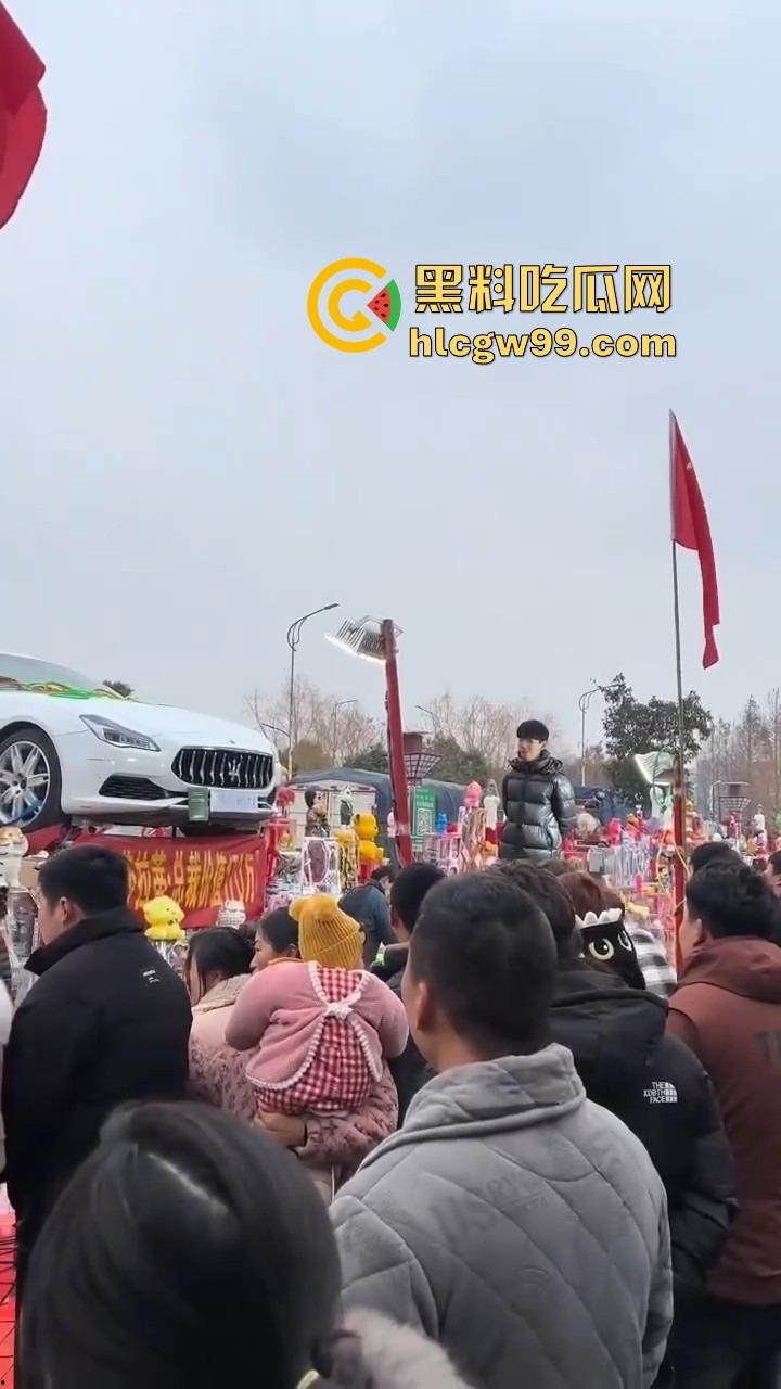 郑州集市惊现史上最壕套圈奖品,玛莎拉蒂总裁成最终Boss,小伙们疯抢 场面堪比海王争霸赛!-2