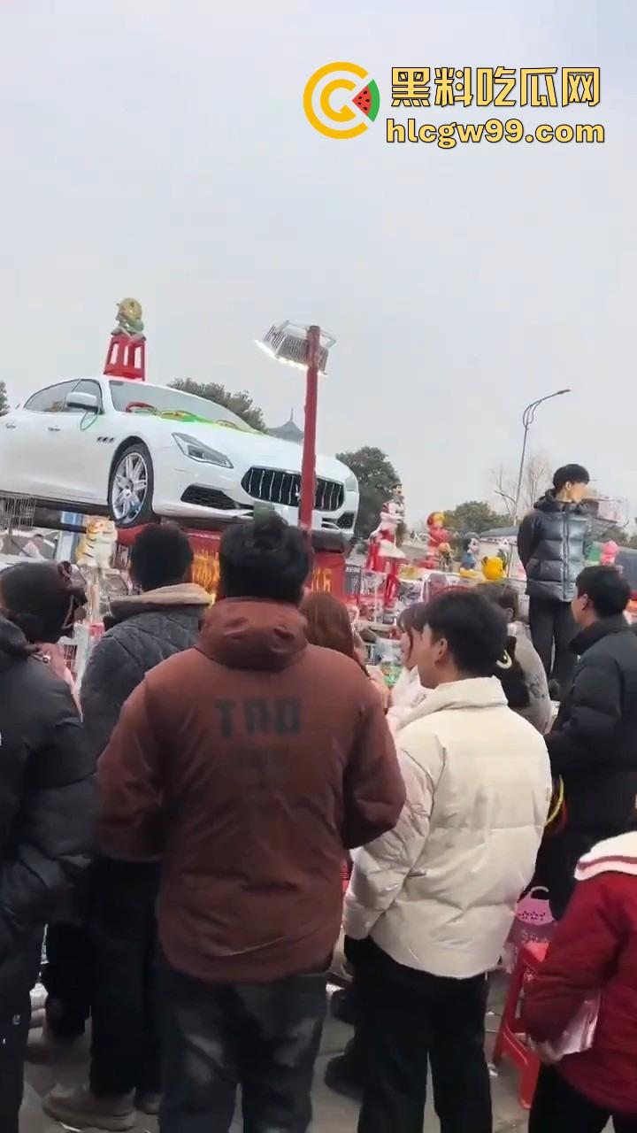 郑州集市惊现史上最壕套圈奖品,玛莎拉蒂总裁成最终Boss,小伙们疯抢 场面堪比海王争霸赛!-3