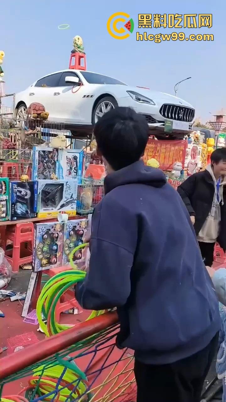 郑州集市惊现史上最壕套圈奖品,玛莎拉蒂总裁成最终Boss,小伙们疯抢 场面堪比海王争霸赛!-5