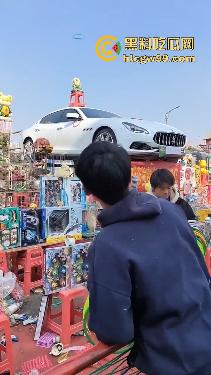 郑州集市惊现史上最壕套圈奖品,玛莎拉蒂总裁成最终Boss,小伙们疯抢 场面堪比海王争霸赛!-6