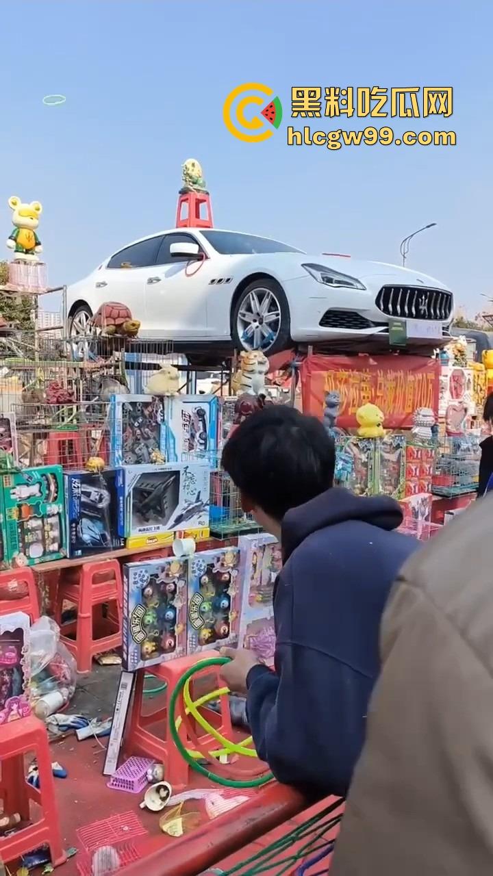 郑州集市惊现史上最壕套圈奖品,玛莎拉蒂总裁成最终Boss,小伙们疯抢 场面堪比海王争霸赛!-7