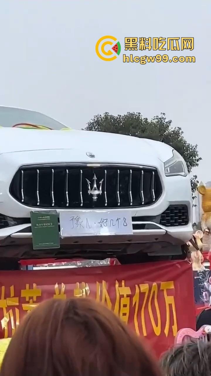 郑州集市惊现史上最壕套圈奖品,玛莎拉蒂总裁成最终Boss,小伙们疯抢 场面堪比海王争霸赛!-8