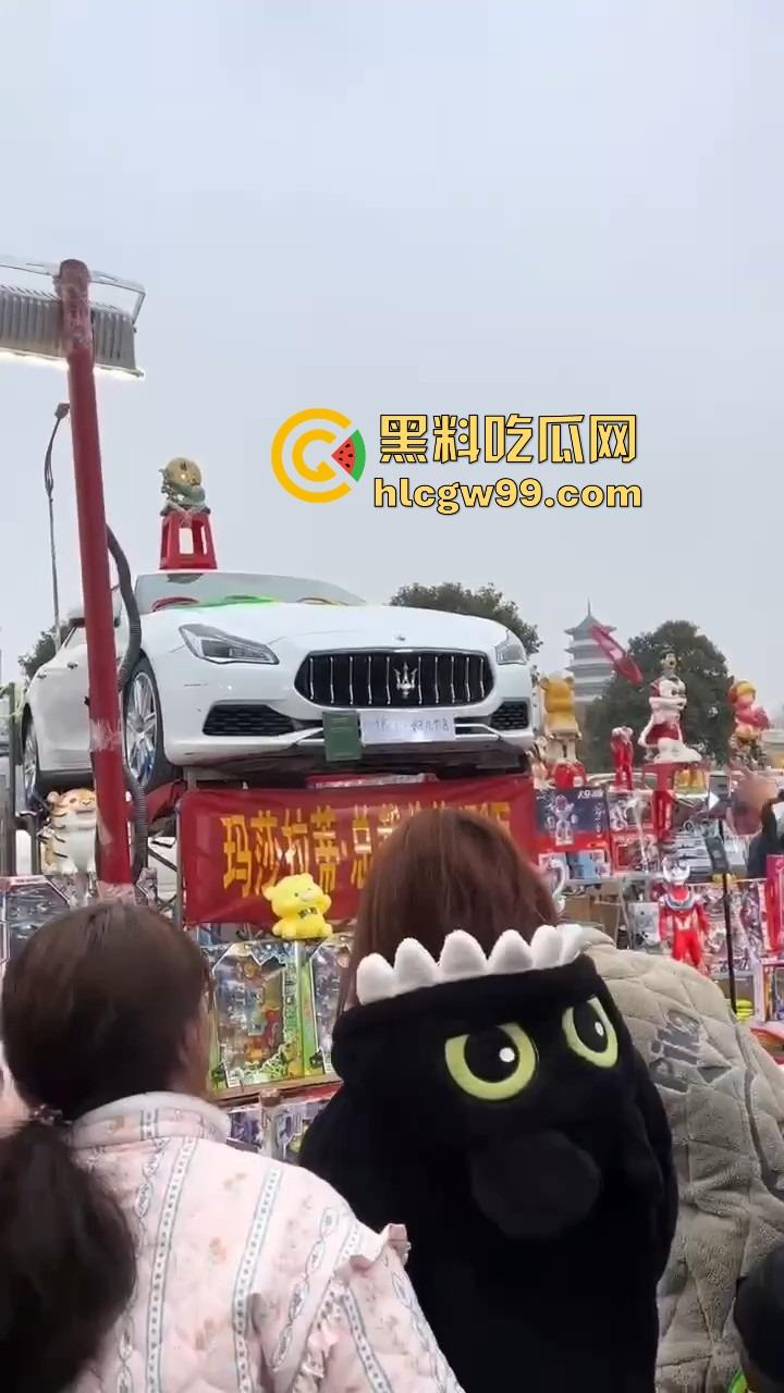郑州集市惊现史上最壕套圈奖品,玛莎拉蒂总裁成最终Boss,小伙们疯抢 场面堪比海王争霸赛!-9