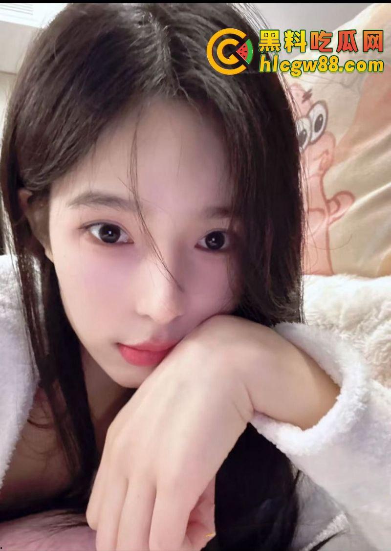 合肥美院音乐系『李木木』背着男友约炮,男友还舔着当女神供奉,发男友性感照却是约炮挨操时随手拍的!-1