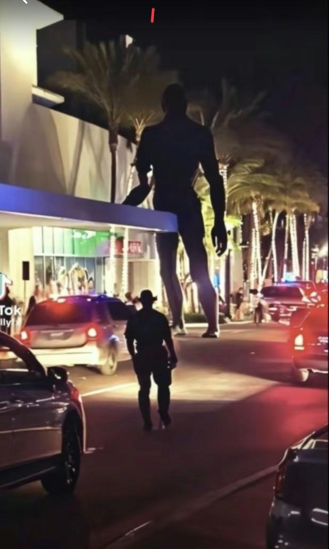 全球热瓜！迈阿密商场惊现外星人被60多辆警车包围 天空巨大发光源疑似ufo 难道他们不再隐藏了吗 现场监控曝光-4