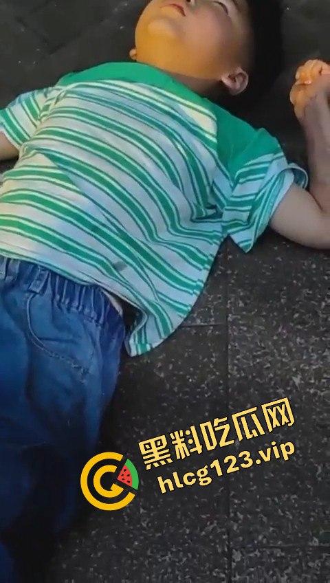 孩子悬挂空调外机，家长还在动手！这算不算故意伤人？这是把自己孩子当老王打？-8