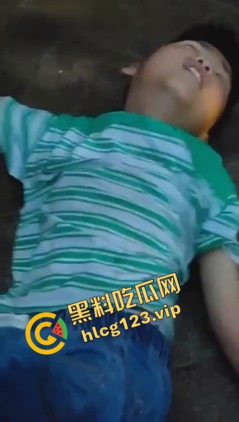 孩子悬挂空调外机，家长还在动手！这算不算故意伤人？这是把自己孩子当老王打？-13