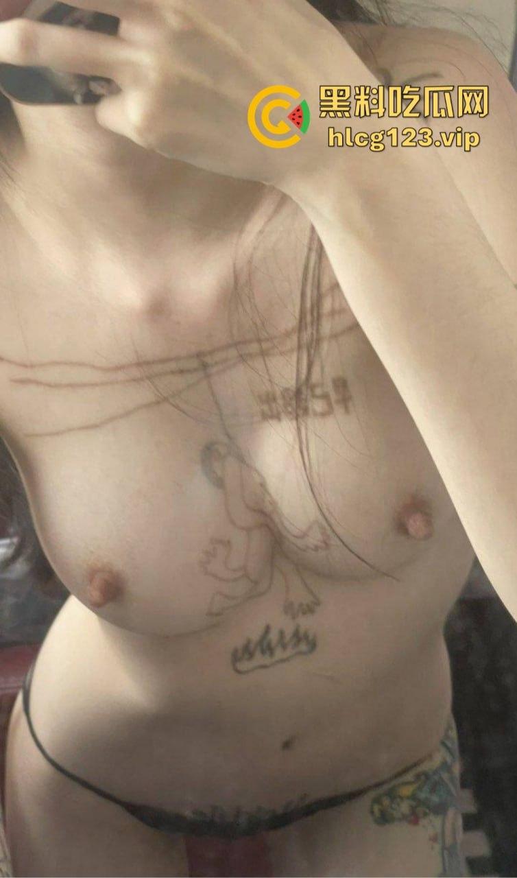 精神小骚妹独自在家玩弄自己!内内纹身自拍,抽烟玩骚,自慰爽到飞起!-5