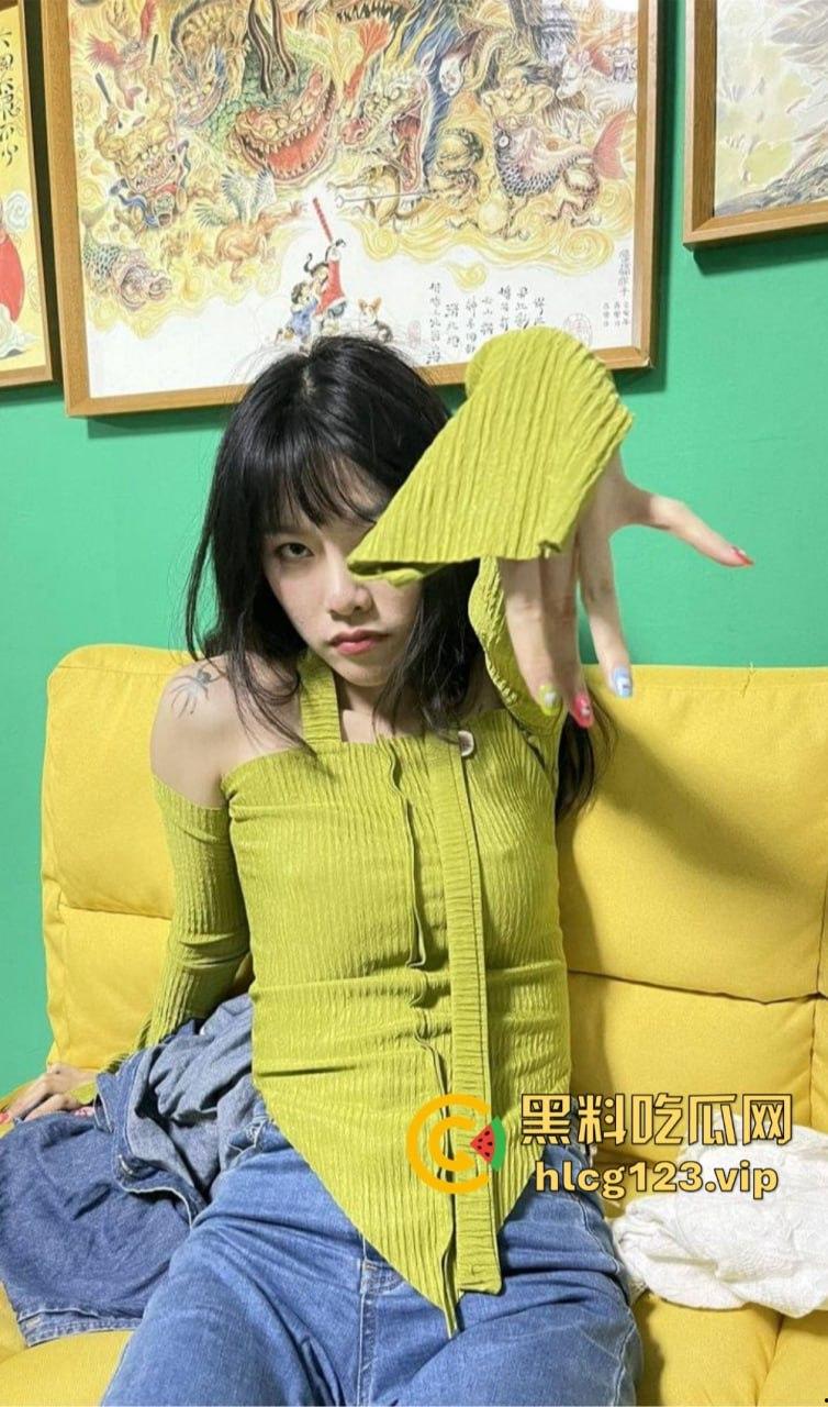 精神小骚妹独自在家玩弄自己!内内纹身自拍,抽烟玩骚,自慰爽到飞起!-17