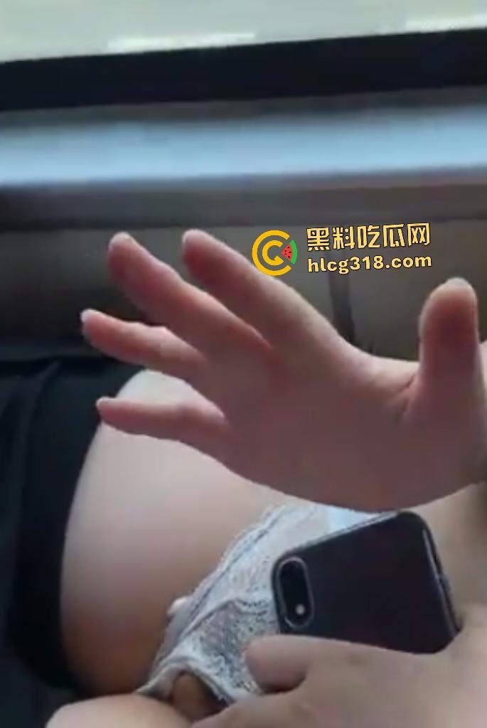 骚货女友坐大巴上突然犯性瘾!大胆脱裤自慰抠逼痒,司机开越快她自慰速度越快,淫水湿透了座位!-3