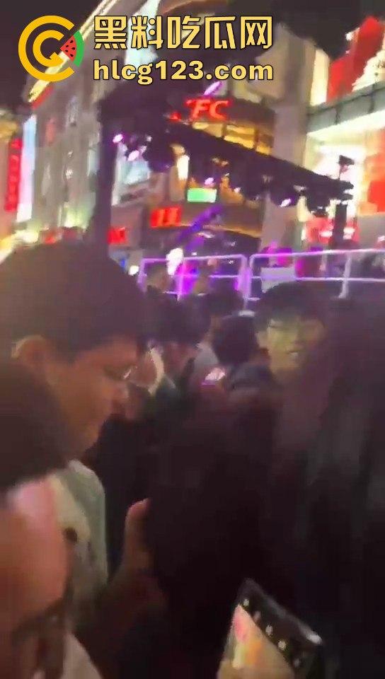 沈阳中街安踏门店出大事？一群男的当街怒骂安踏傻逼，场面一度失控！-5