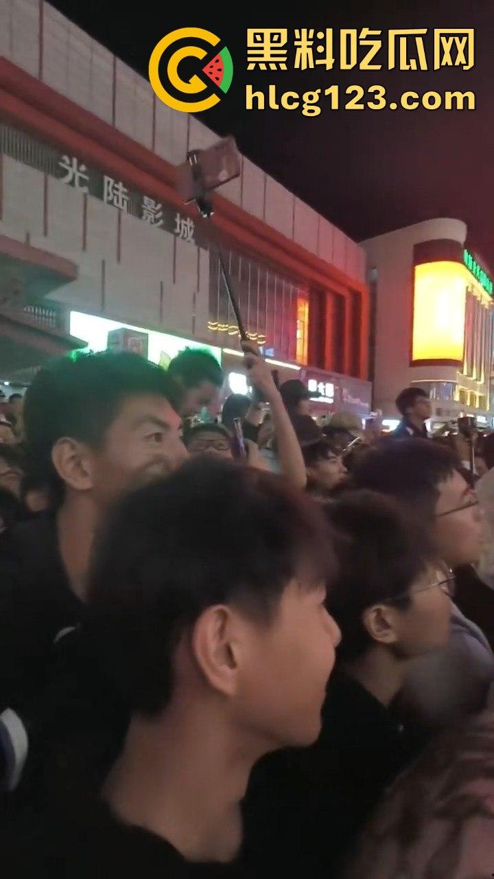 沈阳中街安踏门店出大事？一群男的当街怒骂安踏傻逼，场面一度失控！-8