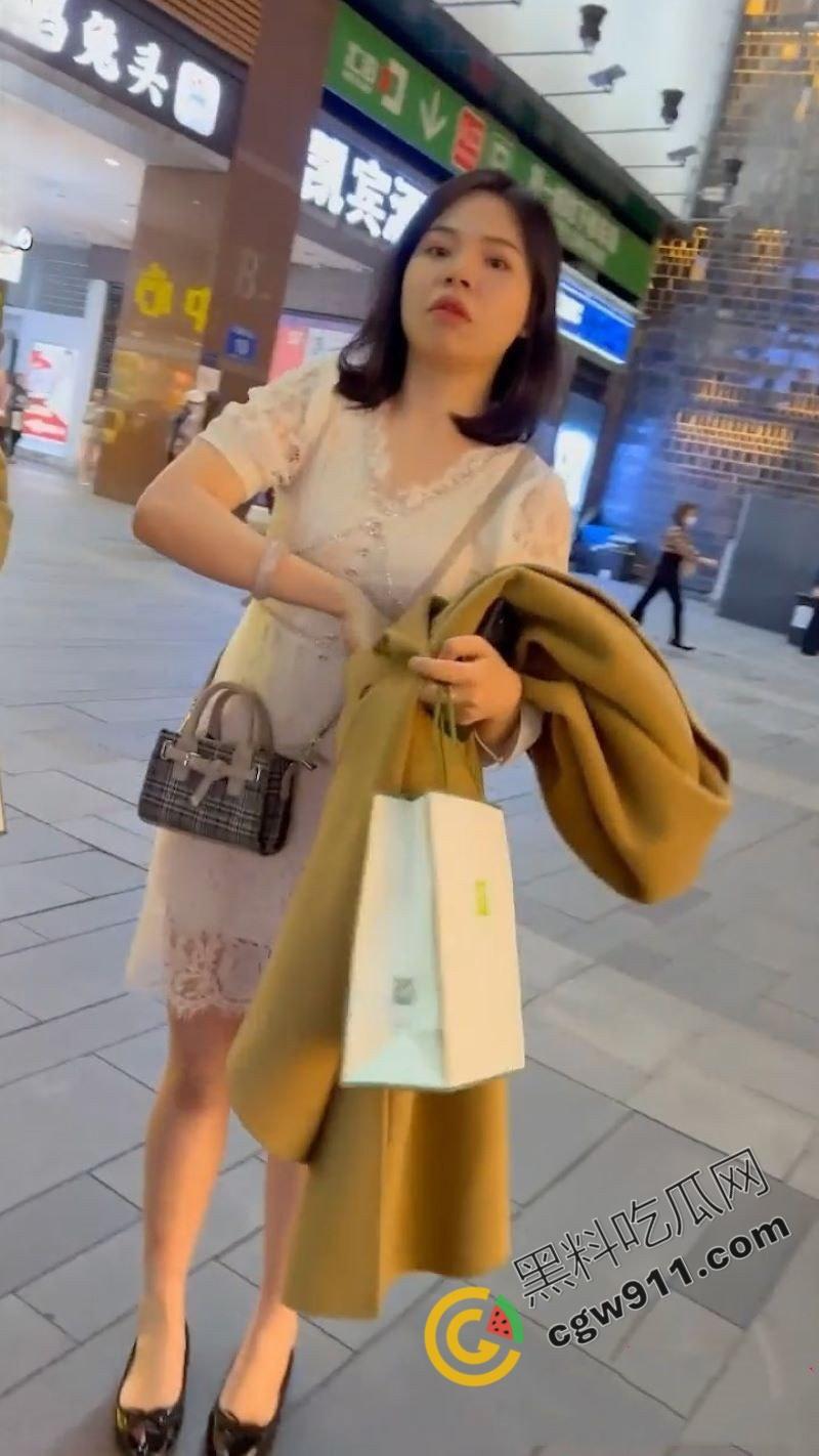 清纯少妇真空逛街,裙下春光乍现,丰满胸器若隐若现,湿润美穴引人遐想,性感曲线魅惑无限-1