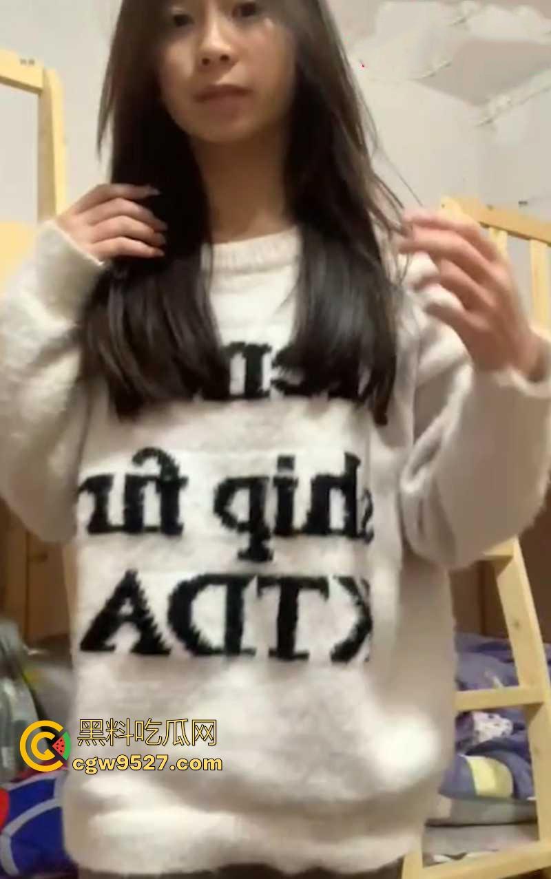 18岁清纯嫩妹【易晓琳】网调视频曝光流出,反差白月光宿舍内脱衣服裸舞,自拍诱惑挑逗,娇嫩身躯诱惑反差!-3