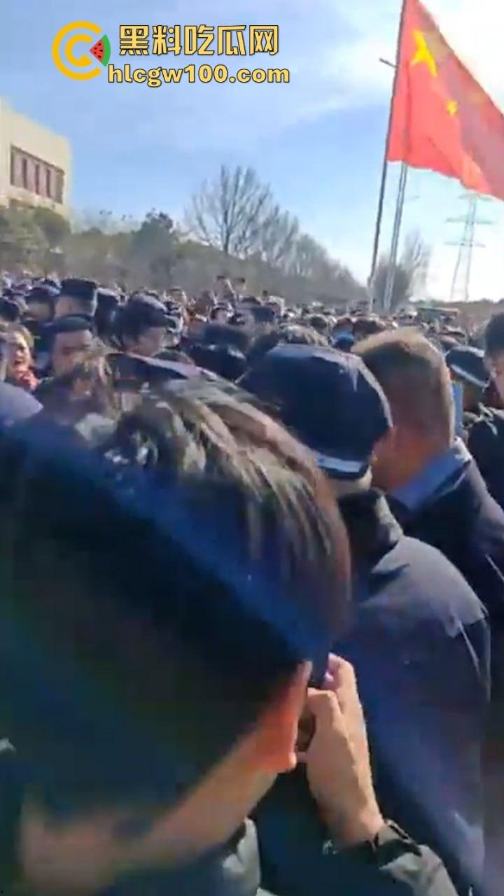 蒲城职高男生坠楼事件矛盾激化 现场禁传视频流出!上万家长围堵副校长愤怒挥拳 武警吓得把高压水枪都拿出来了-2