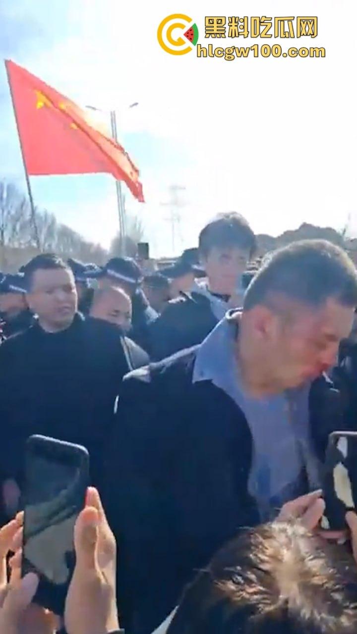 蒲城职高男生坠楼事件矛盾激化 现场禁传视频流出!上万家长围堵副校长愤怒挥拳 武警吓得把高压水枪都拿出来了-3