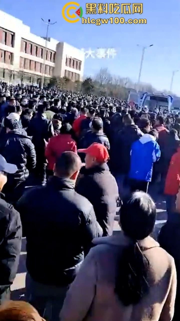 蒲城职高男生坠楼事件矛盾激化 现场禁传视频流出!上万家长围堵副校长愤怒挥拳 武警吓得把高压水枪都拿出来了-5