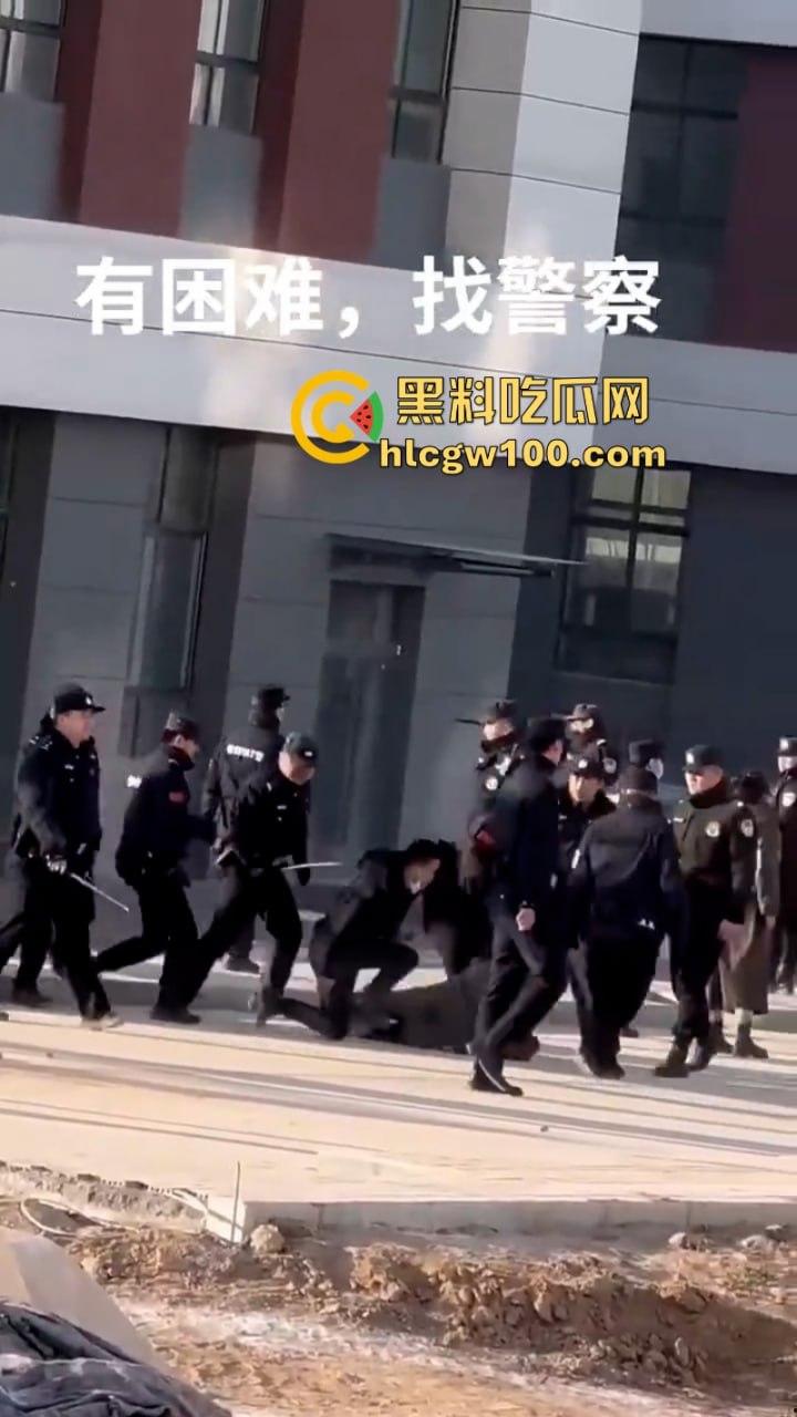 蒲城职高男生坠楼事件矛盾激化 现场禁传视频流出!上万家长围堵副校长愤怒挥拳 武警吓得把高压水枪都拿出来了-6