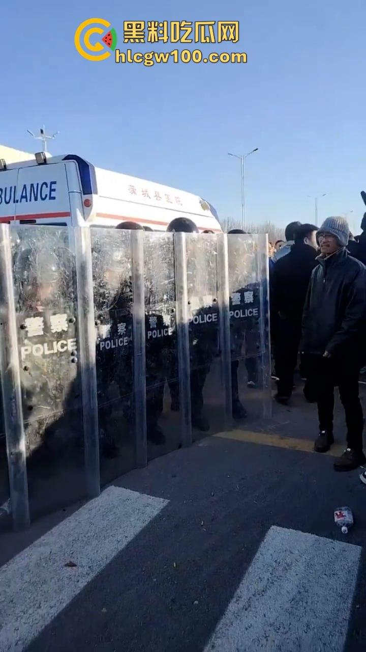 蒲城职高男生坠楼事件矛盾激化 现场禁传视频流出!上万家长围堵副校长愤怒挥拳 武警吓得把高压水枪都拿出来了-8