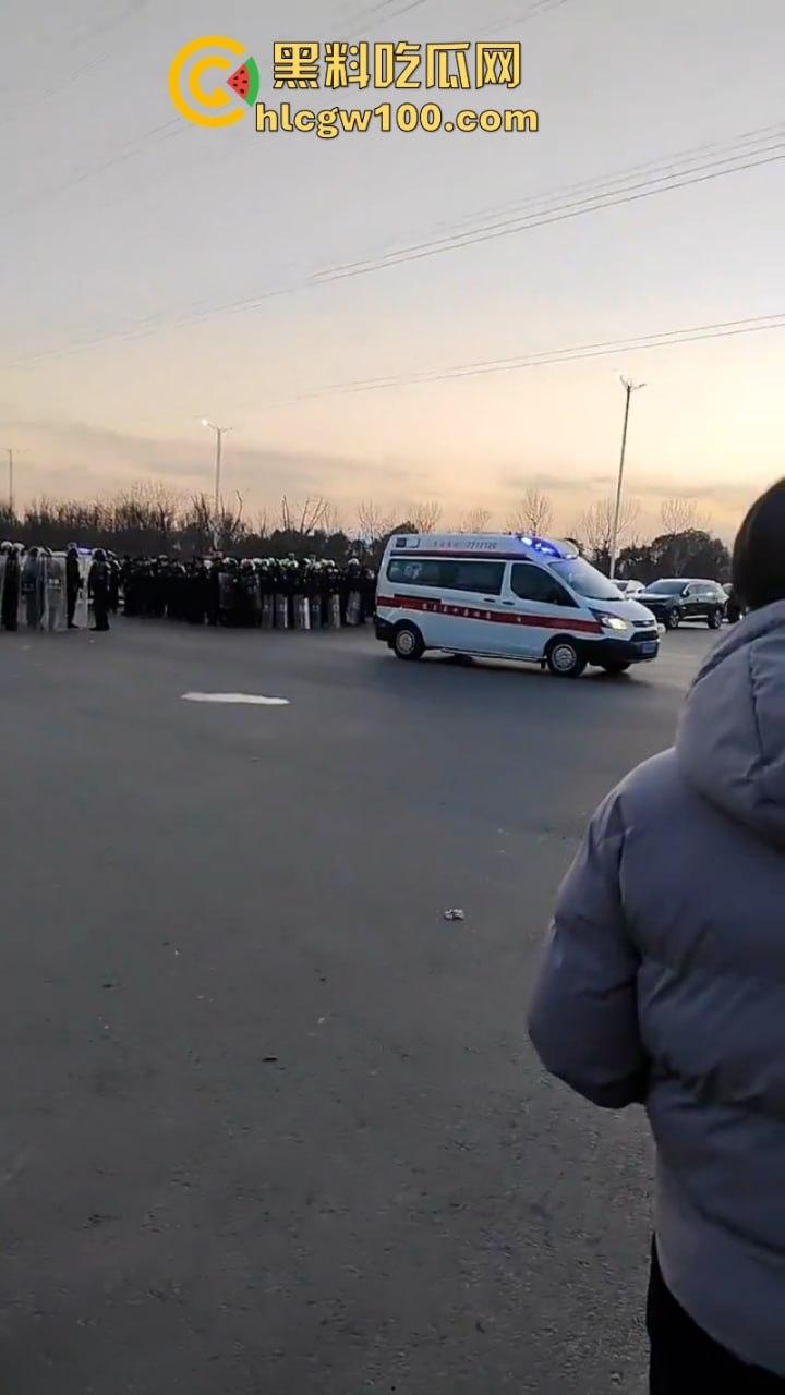 蒲城职高男生坠楼事件矛盾激化 现场禁传视频流出!上万家长围堵副校长愤怒挥拳 武警吓得把高压水枪都拿出来了-13