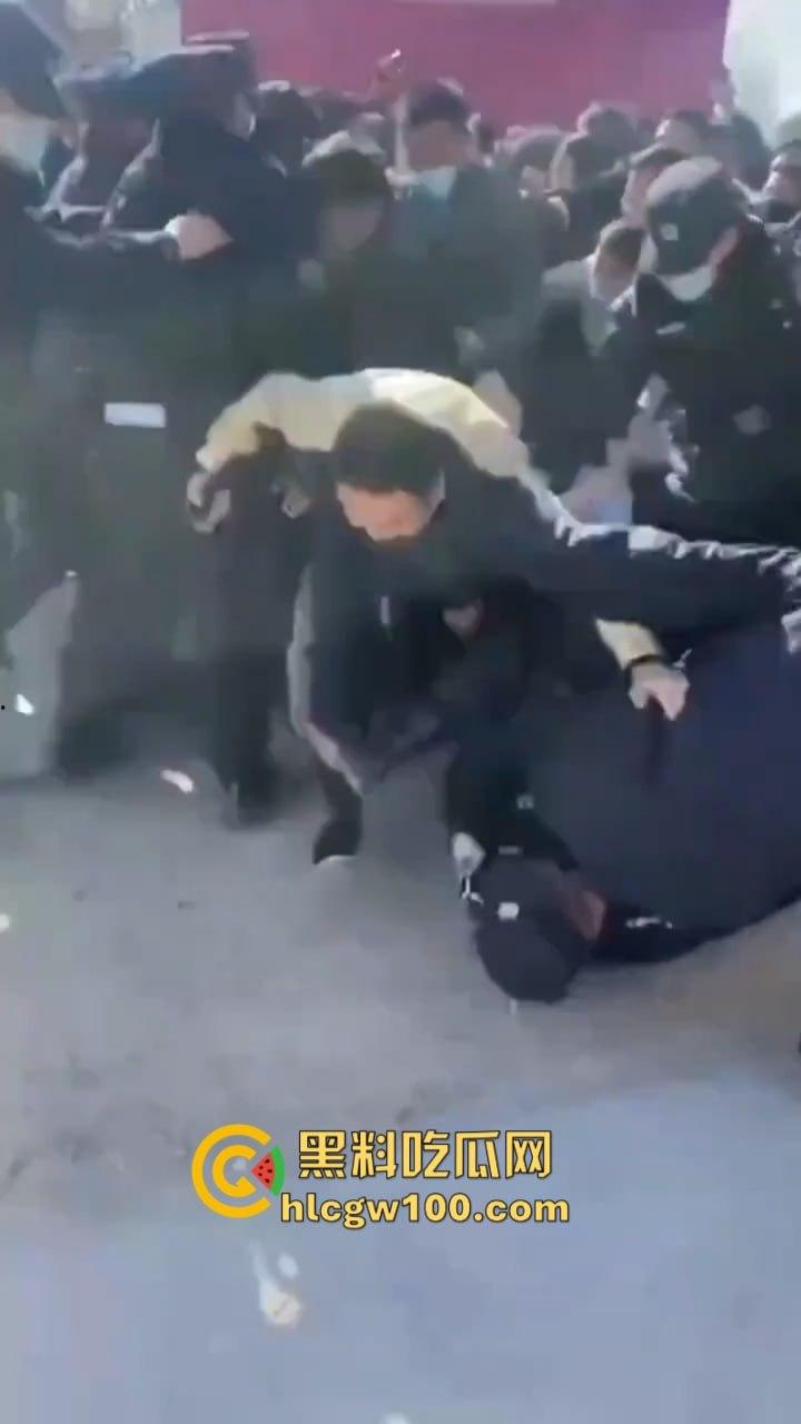 蒲城职高男生坠楼事件矛盾激化 现场禁传视频流出!上万家长围堵副校长愤怒挥拳 武警吓得把高压水枪都拿出来了-20