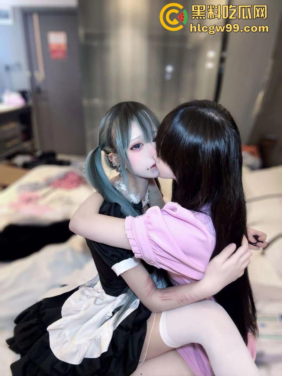 推特地雷系双马尾萝莉炸场,幼猫病猫高颜值白丝双飞,攻速3.0飞机场萝莉果然要靠双马尾才有东西抓!-7